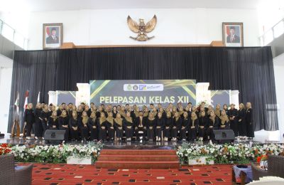 Foto Bapak Ibu Guru dan Karyawan di Pelepasan Kelas XII Tahun Pelajaran 2025/2026
